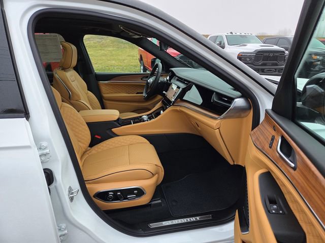 New 2026 Jeep Grand Cherokee Summit image 12