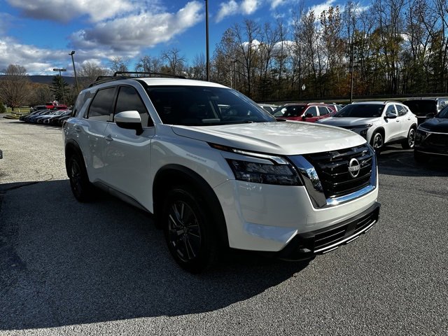 Used 2024 Nissan Pathfinder SV image 3