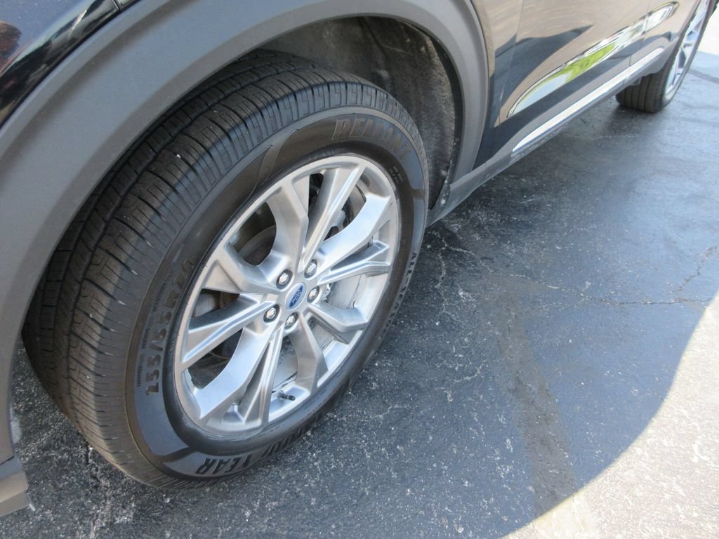 Used 2022 Ford Explorer Limited w/ Equipment Group 301A AWD/4WD image 13