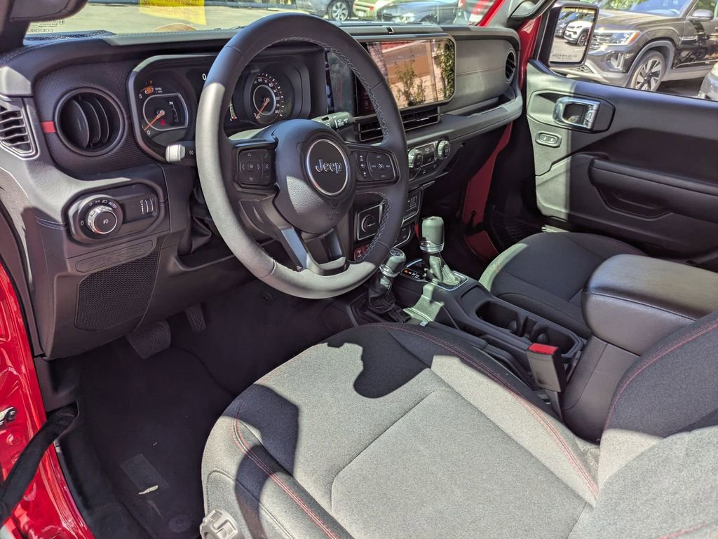 Used 2025 Jeep Wrangler Unlimited Rubicon image 17