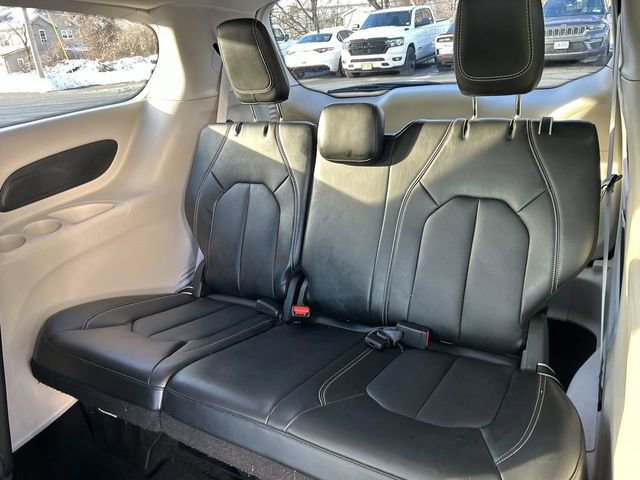 Used 2024 Chrysler Pacifica Touring-L image 24