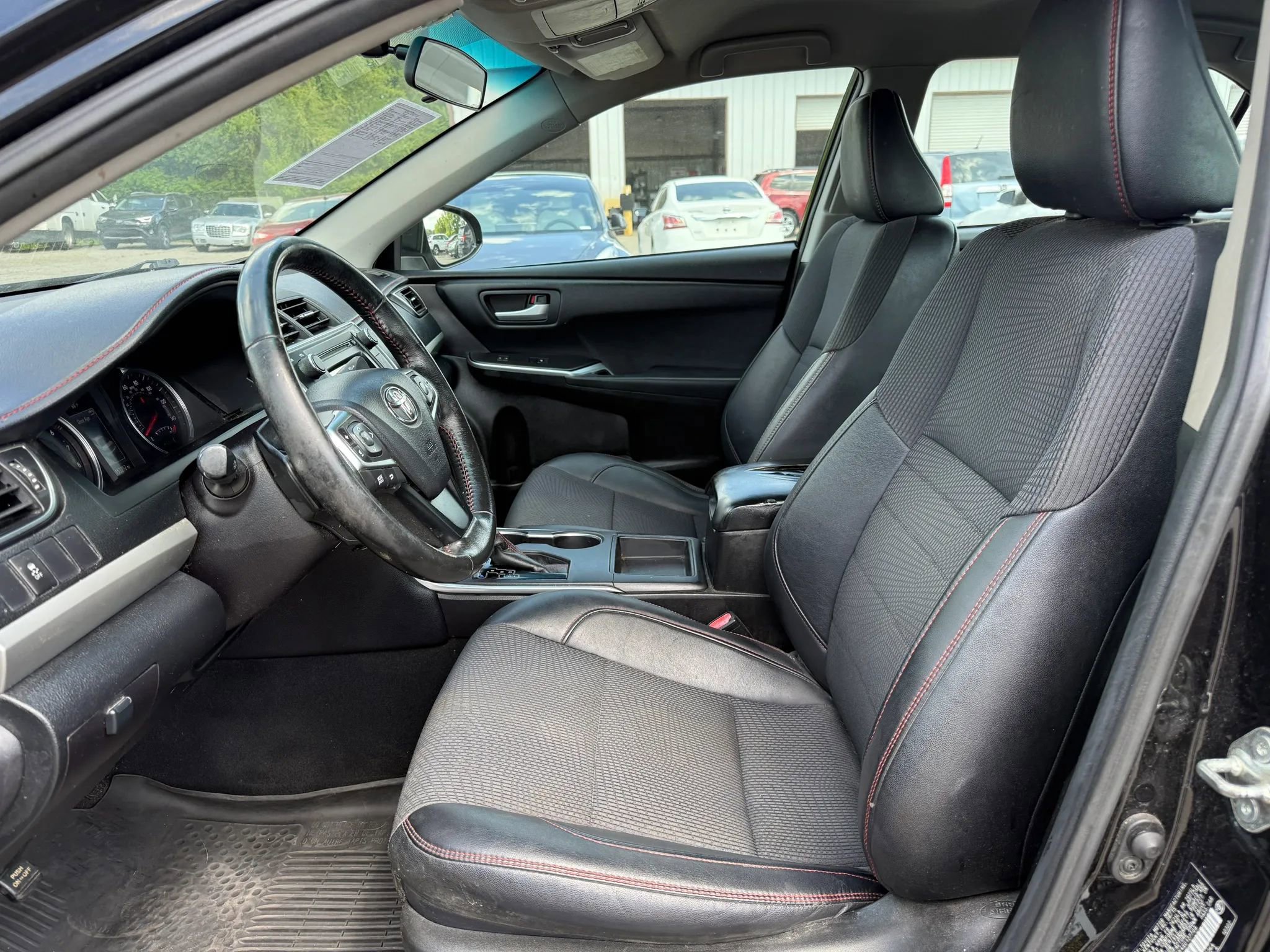 Used 2016 Toyota Camry SE image 2