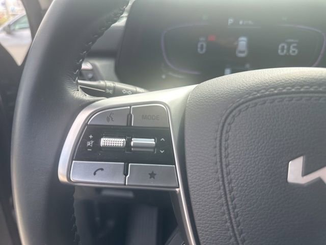 Used 2025 Kia Telluride EX w/ EX Captain's Chair Package FWD image 19