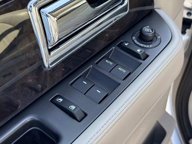Used 2017 Lincoln Navigator Select AWD/4WD image 25