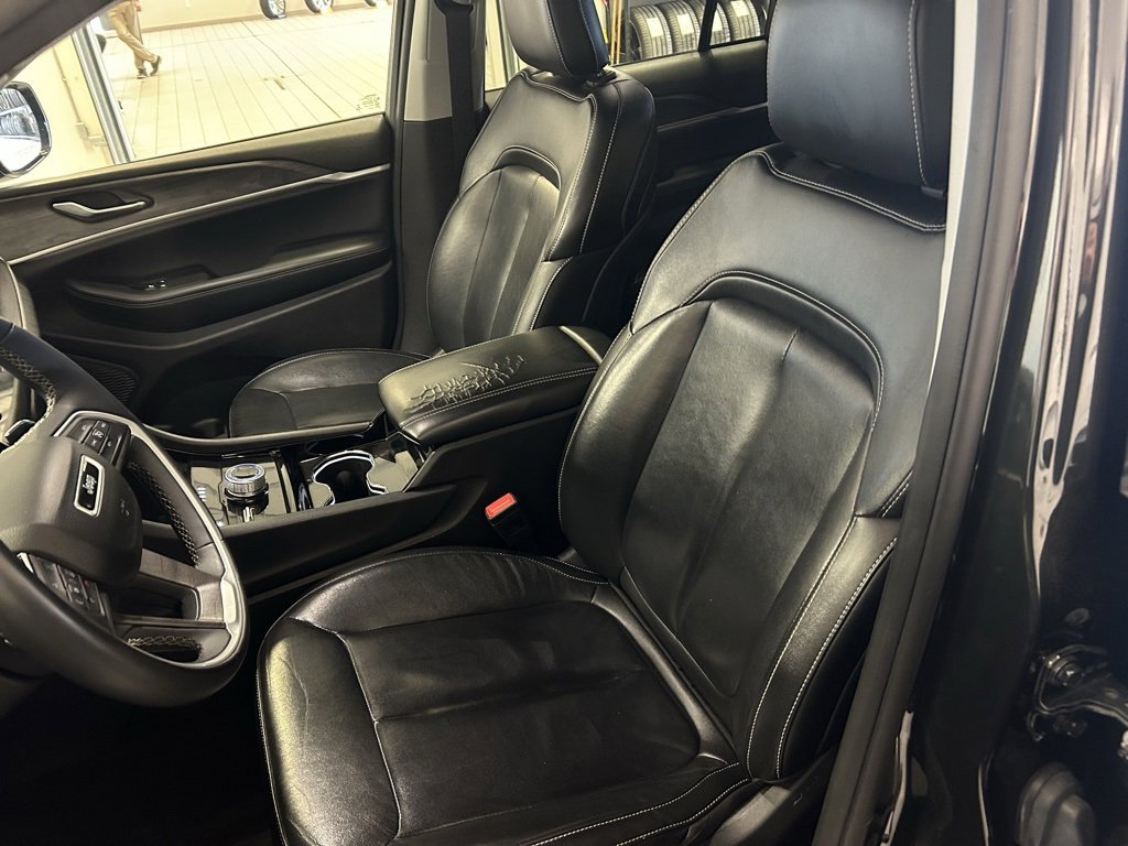 Used 2023 Jeep Grand Cherokee Limited w/ Black Appearance Package image 7