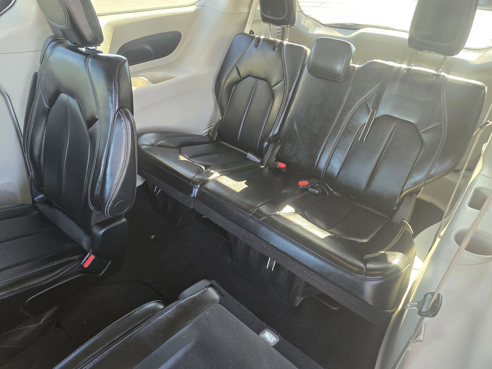 Used 2024 Chrysler Pacifica Touring-L image 7