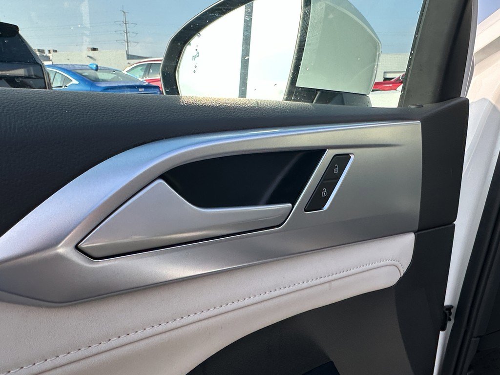 Used 2025 Volkswagen Taos SE w/ Panoramic Sunroof Package image 21