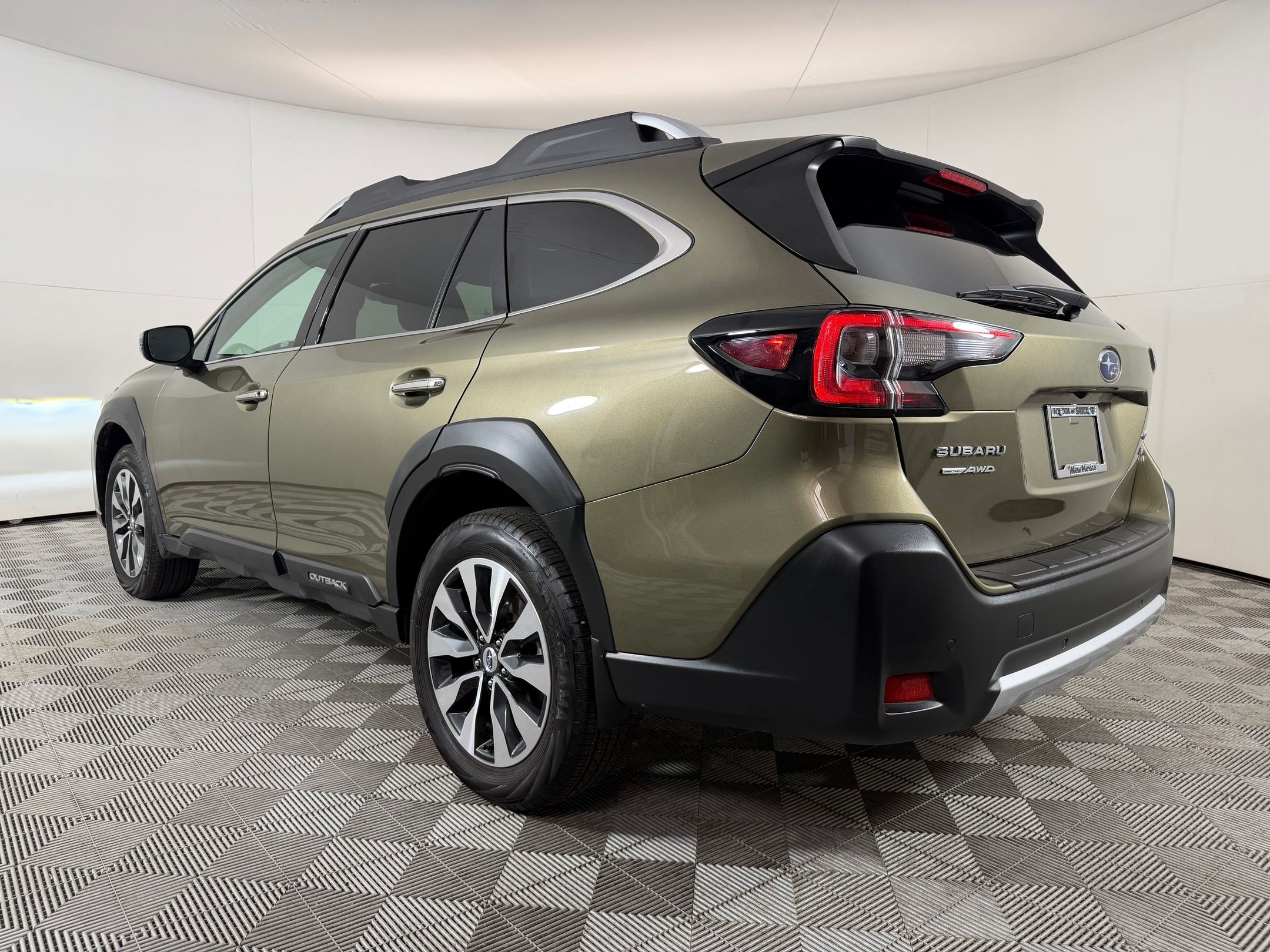 Used 2025 Subaru Outback Touring XT AWD/4WD image 3