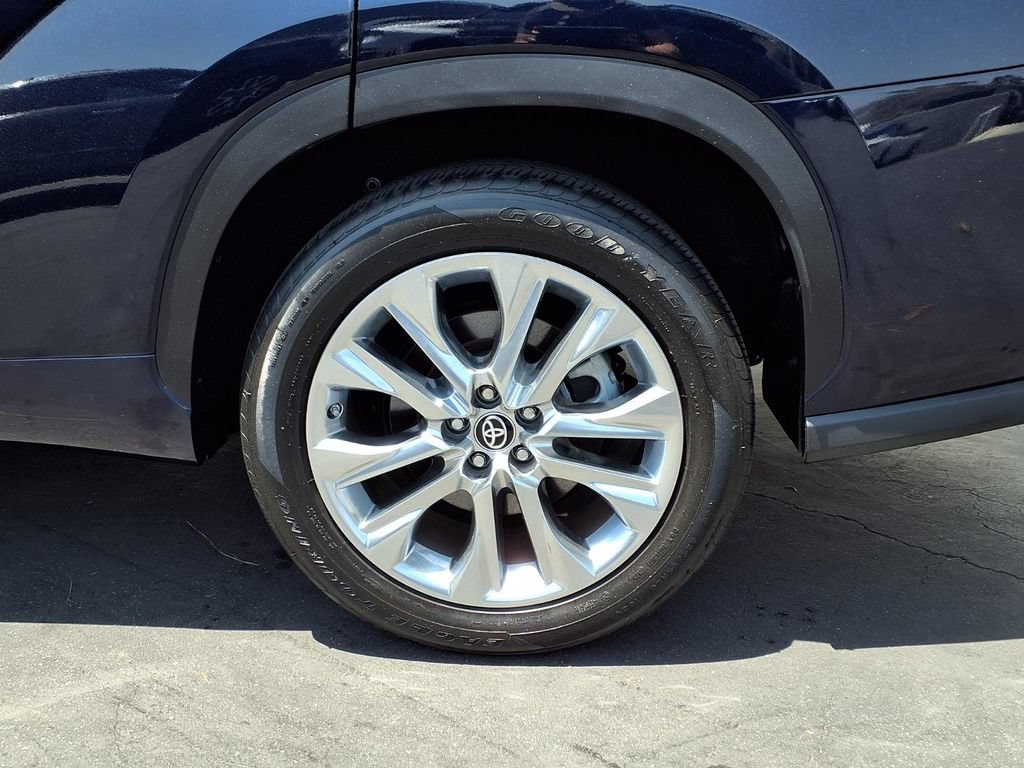 Used 2022 Toyota Highlander Limited FWD image 4