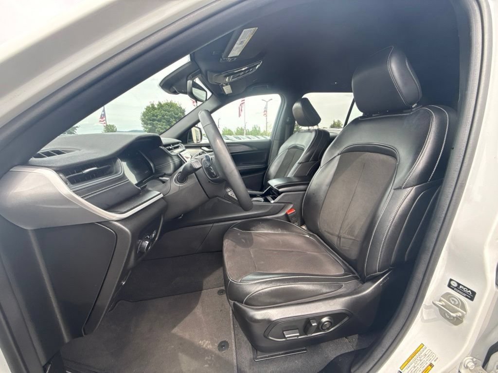 Used 2023 Jeep Grand Cherokee Altitude AWD/4WD image 13