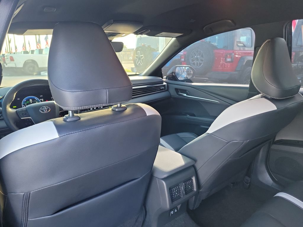 Used 2025 Toyota Camry SE w/ Convenience Package FWD image 21