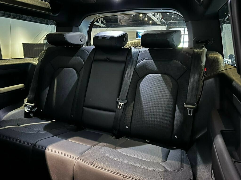 Used 2024 Land Rover Defender 90 X-Dynamic SE AWD/4WD image 22
