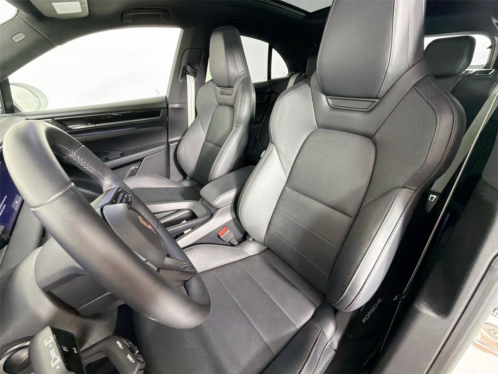 Certified 2025 Porsche Macan Electric RWD image 5