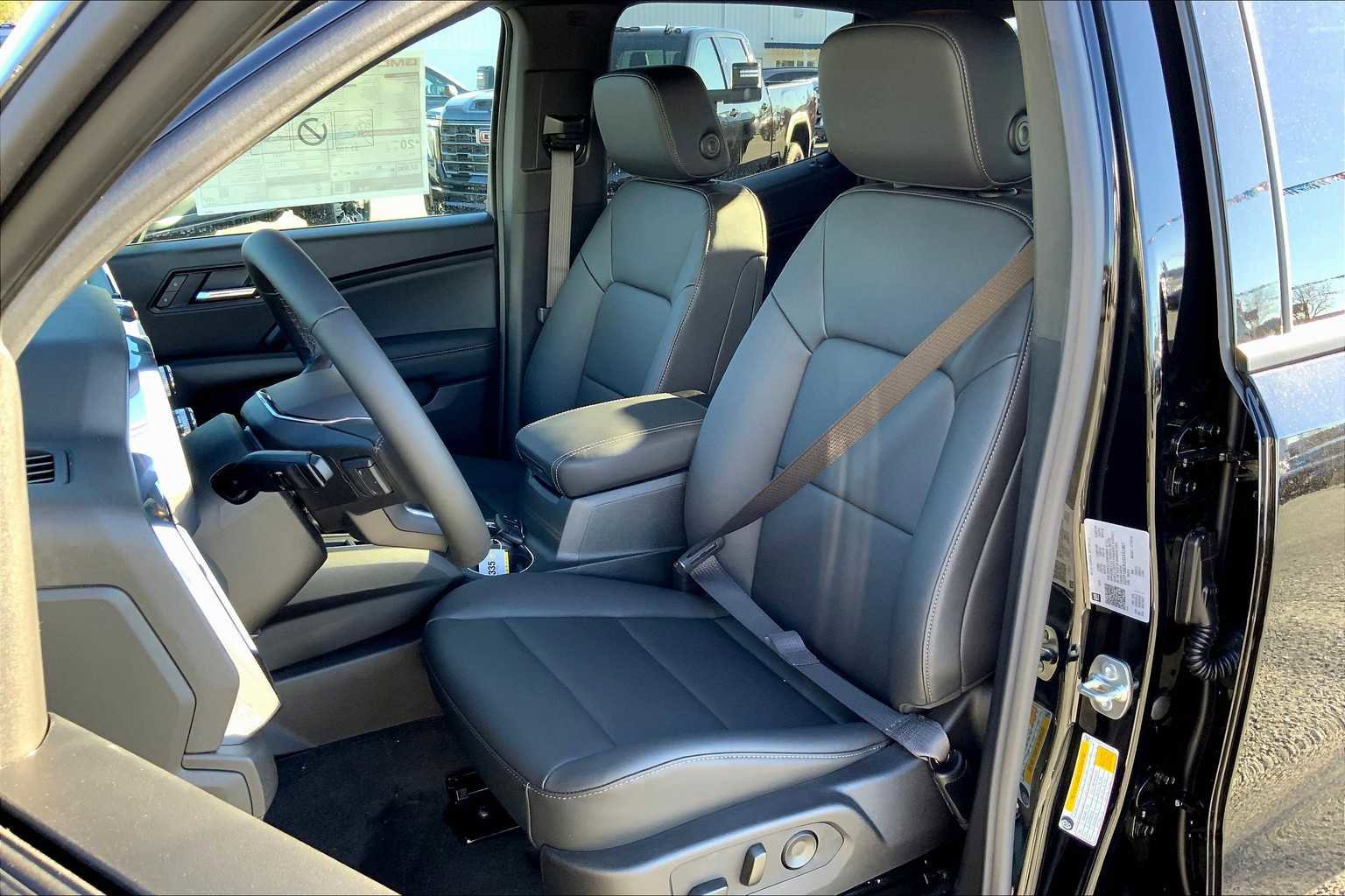 Used 2025 GMC Canyon Elevation w/ Convenience Package image 9