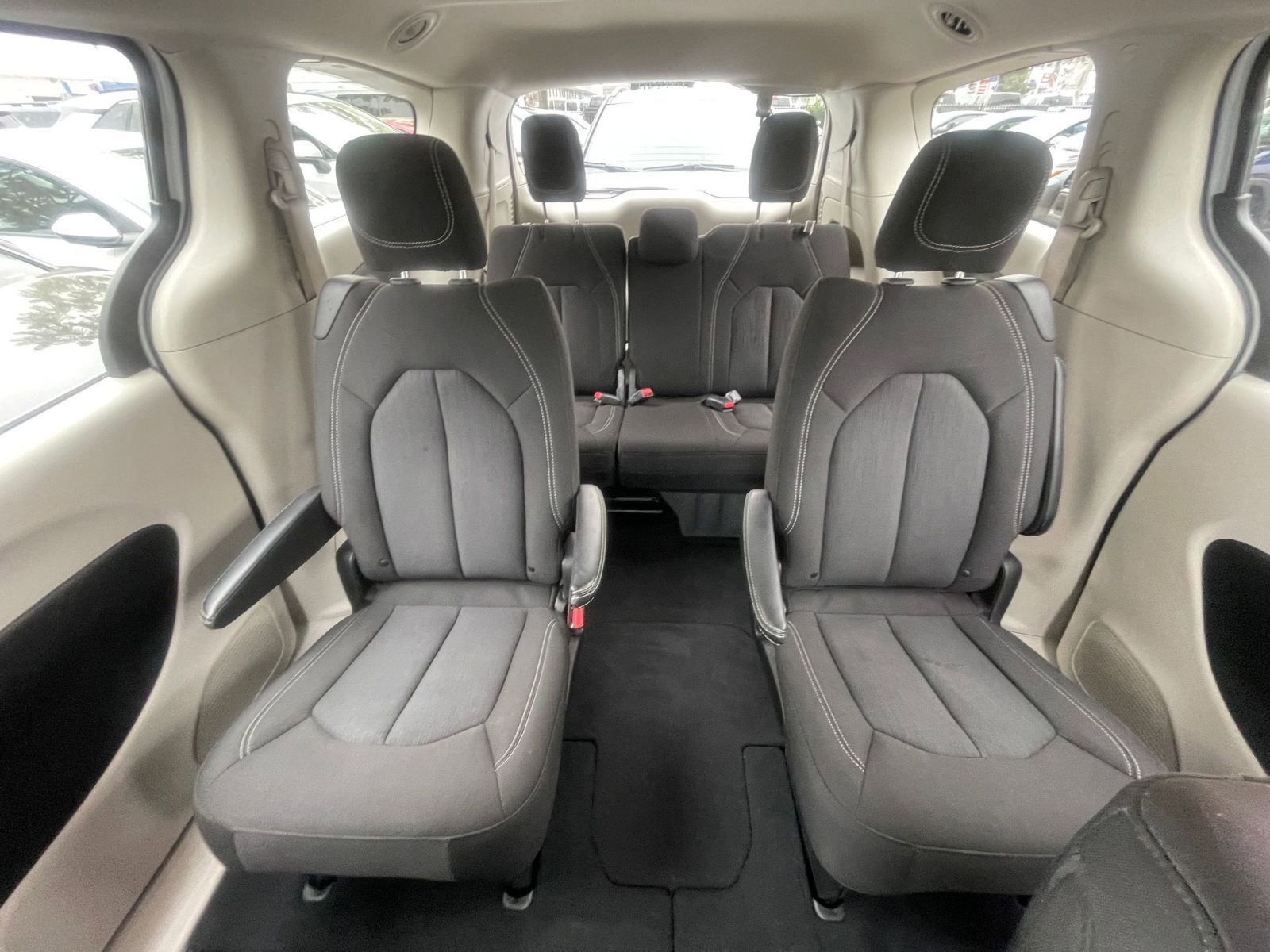 Used 2023 Chrysler Voyager LX image 40