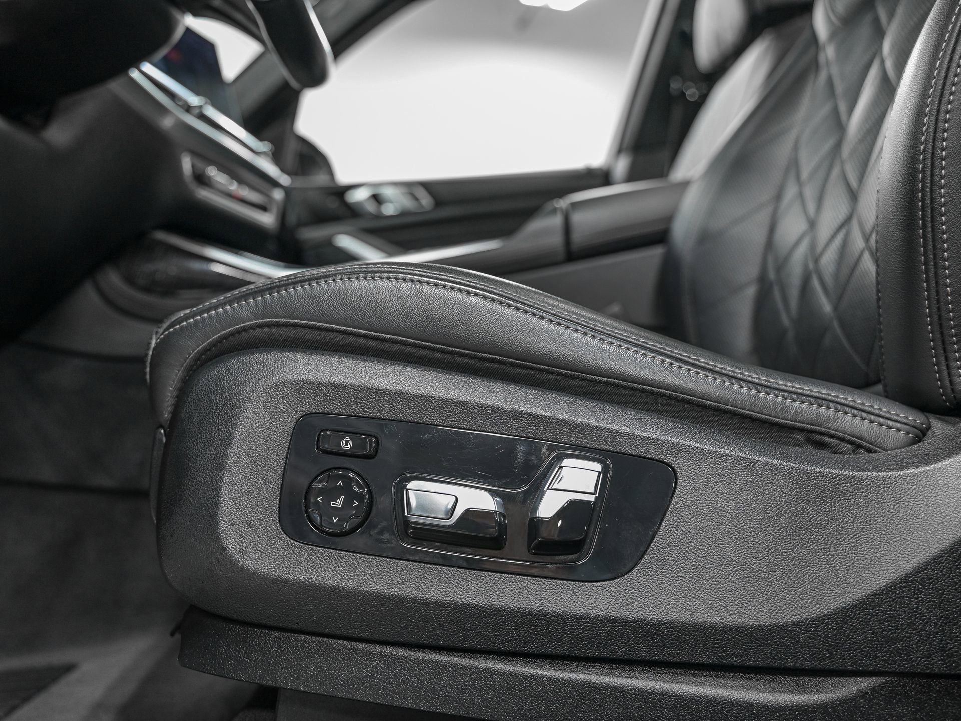 Used 2023 BMW X7 xDrive40i w/ M Sport Package image 14