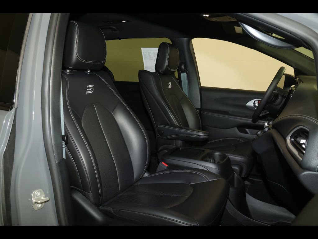 Used 2023 Chrysler Pacifica Touring-L w/ Uconnect Theater Family Group AWD/4WD image 31