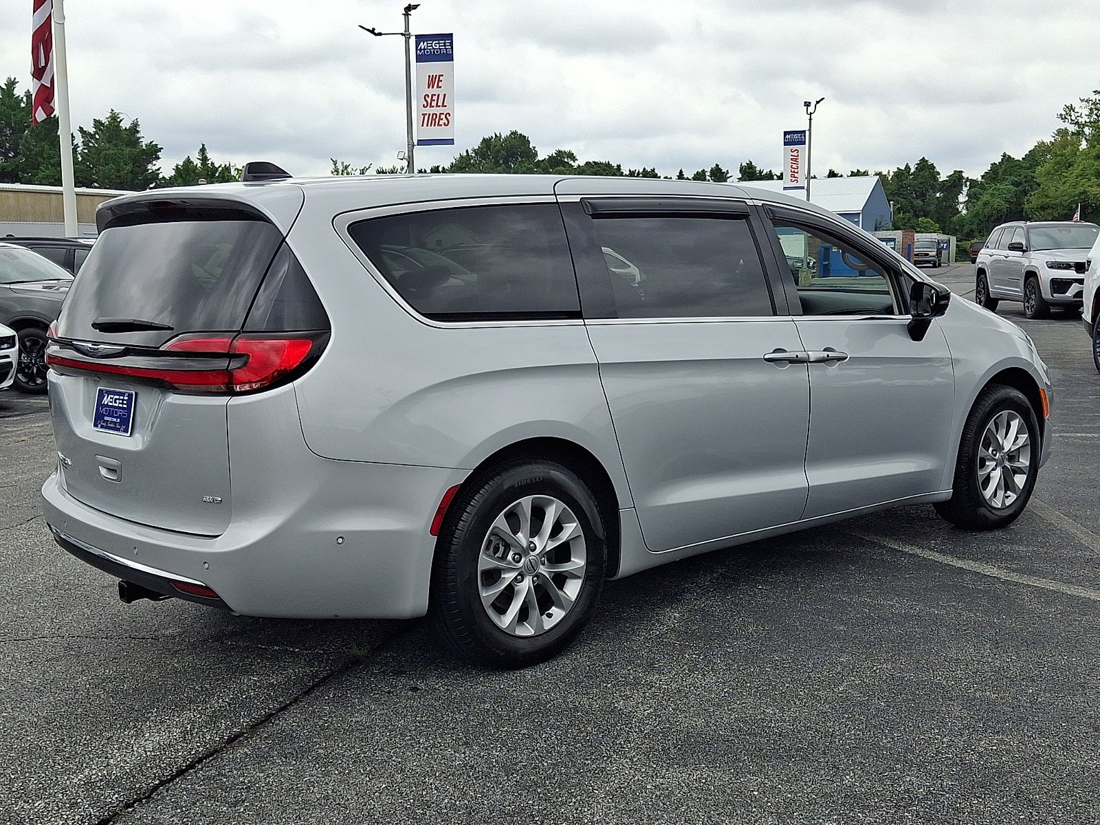 Certified 2024 Chrysler Pacifica Touring-L AWD/4WD image 6