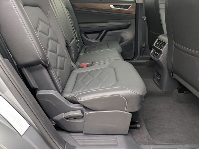 Used 2025 Volkswagen Atlas SE image 35