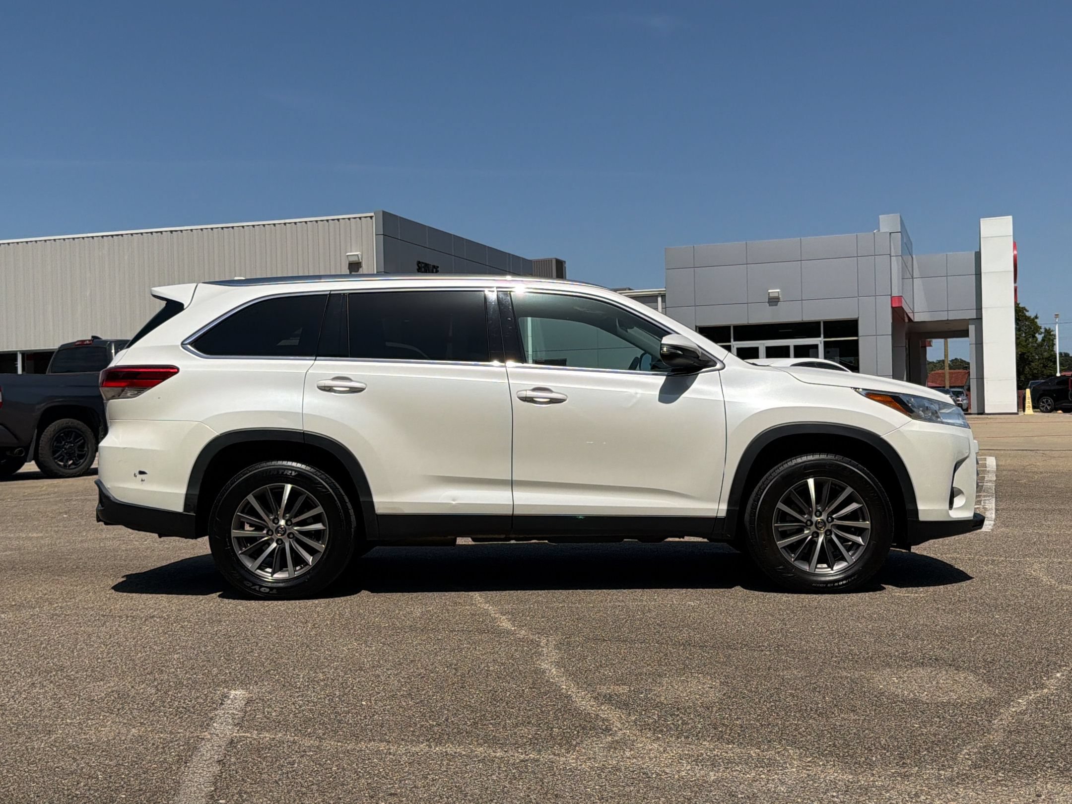 Used 2019 Toyota Highlander XLE FWD image 8