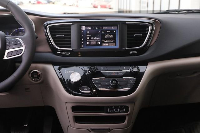 Used 2023 Chrysler Voyager LX image 25