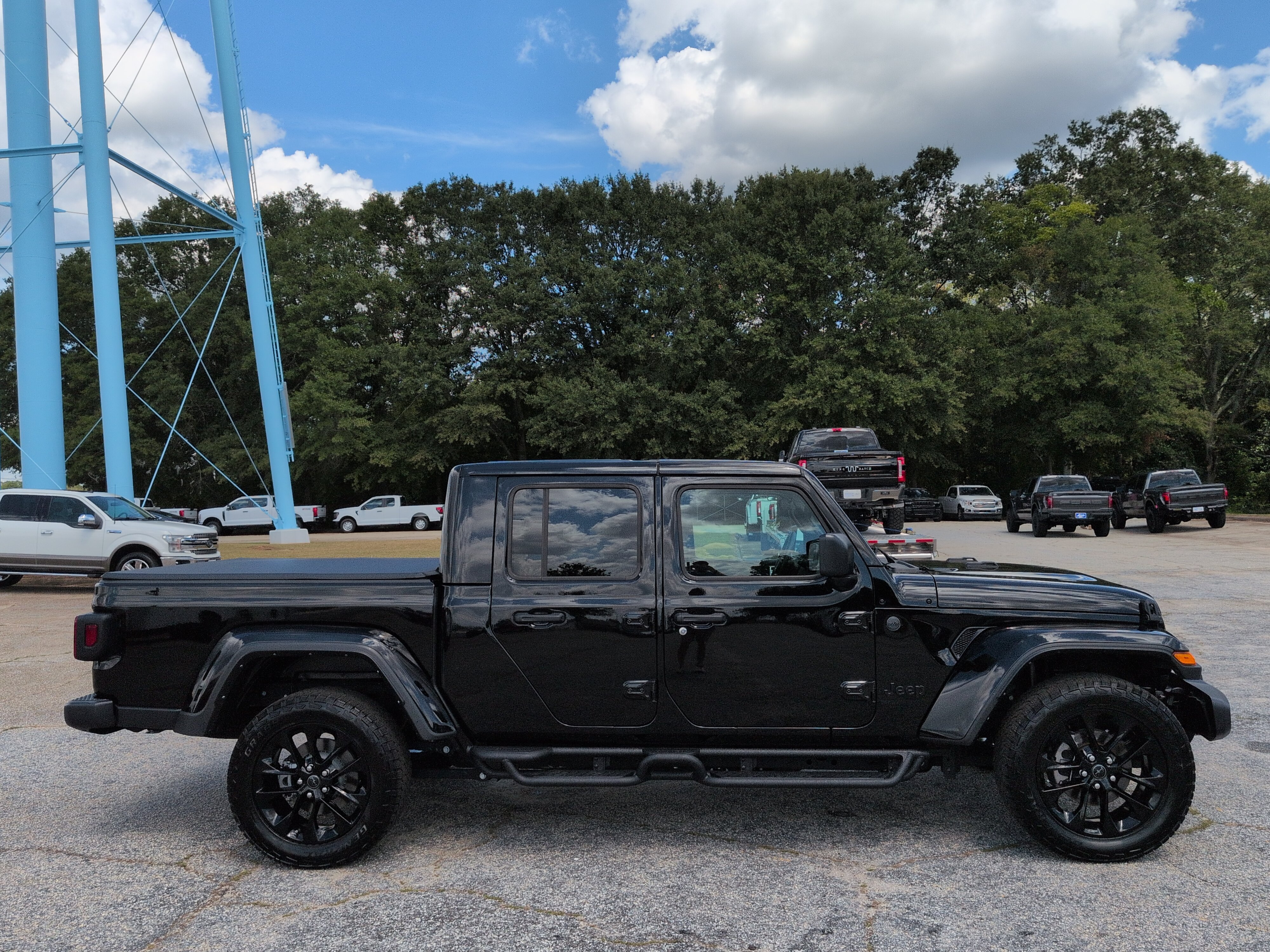 Used 2025 Jeep Gladiator Sport AWD/4WD image 2
