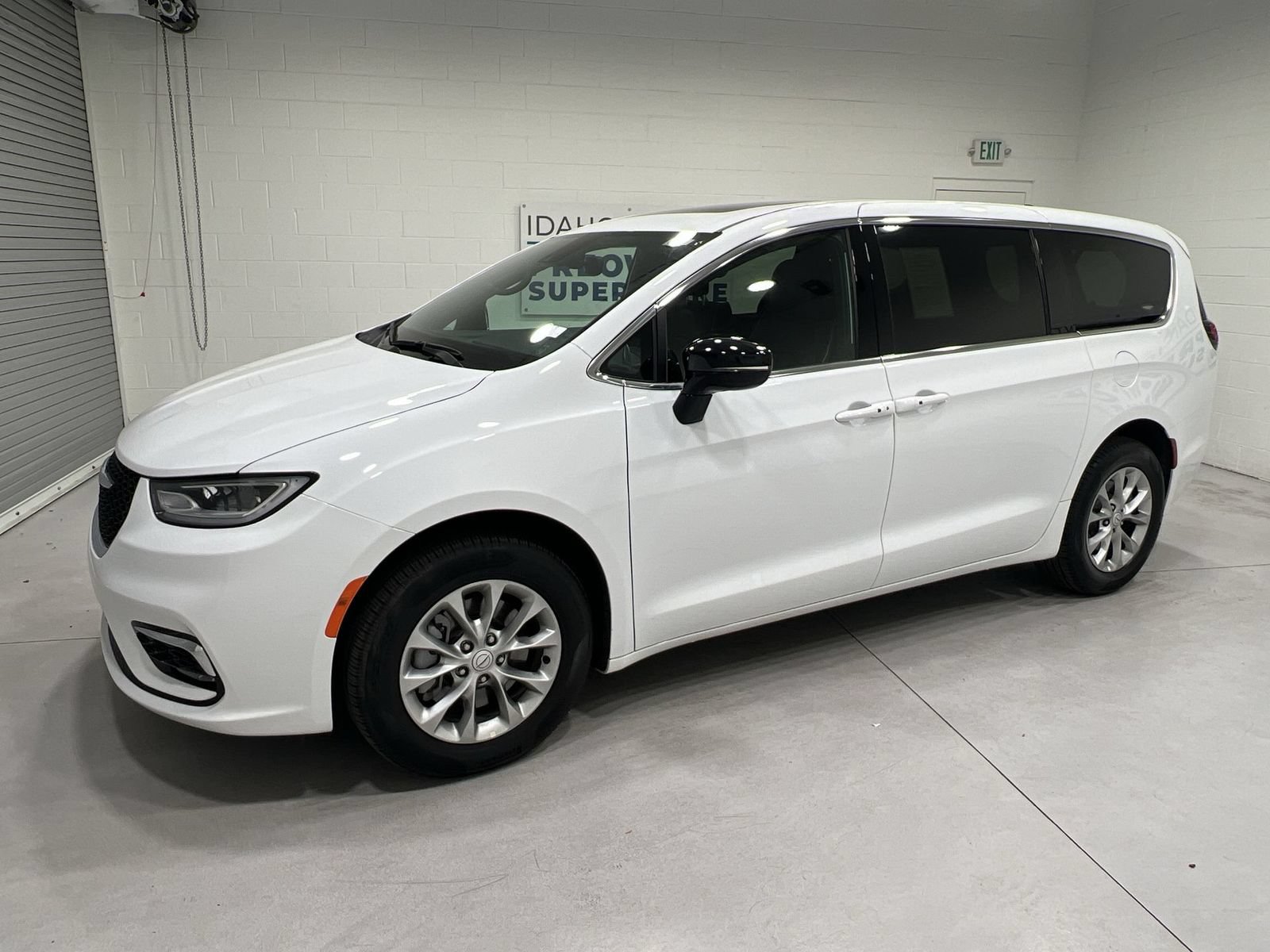 Used 2026 Chrysler Pacifica Limited AWD/4WD image 4