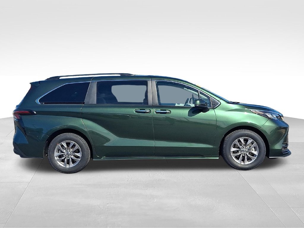 Certified 2025 Toyota Sienna XLE FWD image 10
