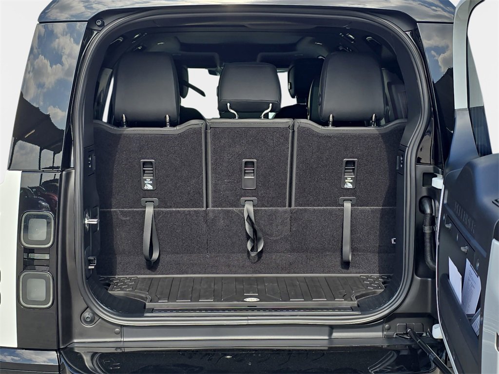 New 2026 Land Rover Defender 130 X-Dynamic SE image 14