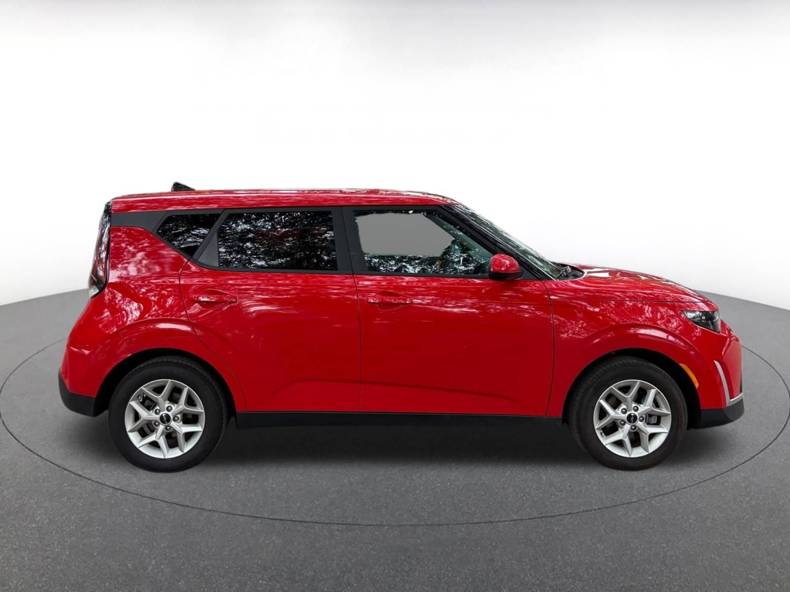 Used 2025 Kia Soul LX w/ LX Technology Package FWD image 8