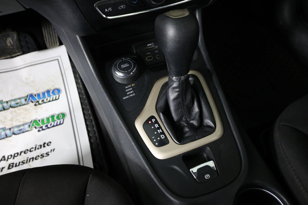 Used 2016 Jeep Cherokee 75th Anniversary image 38