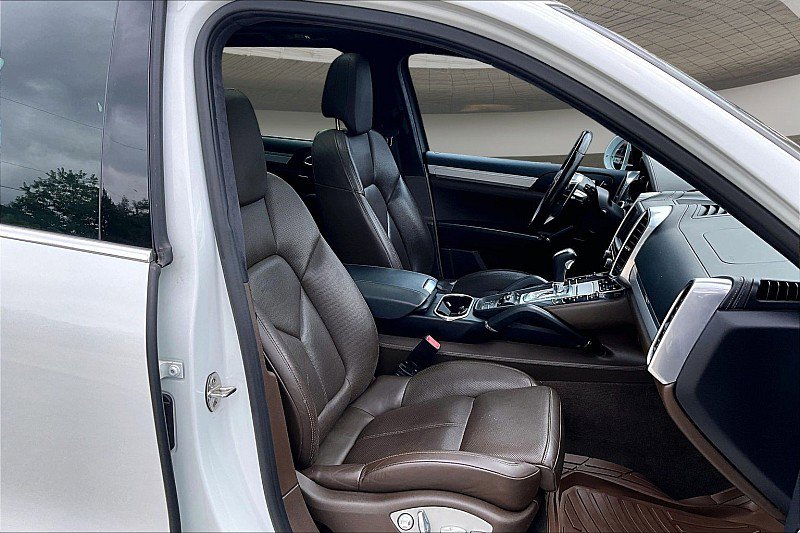 Used 2016 Porsche Cayenne Turbo S AWD/4WD image 6