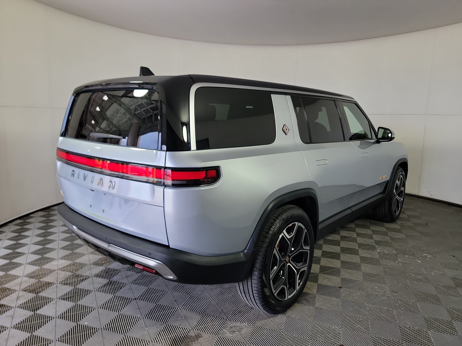 Used 2024 Rivian R1S Adventure Quad AWD/4WD image 5
