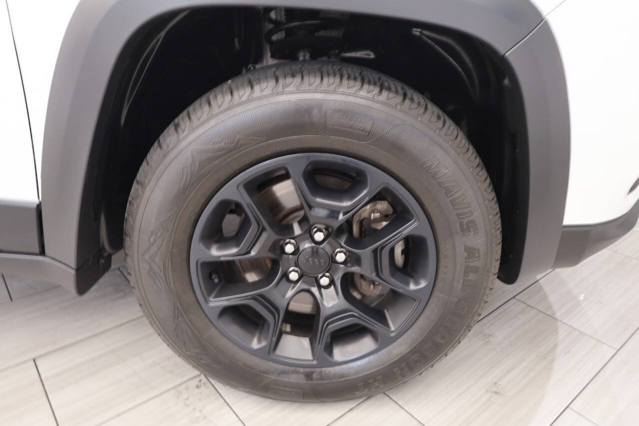 Used 2022 Jeep Cherokee Latitude AWD/4WD image 10