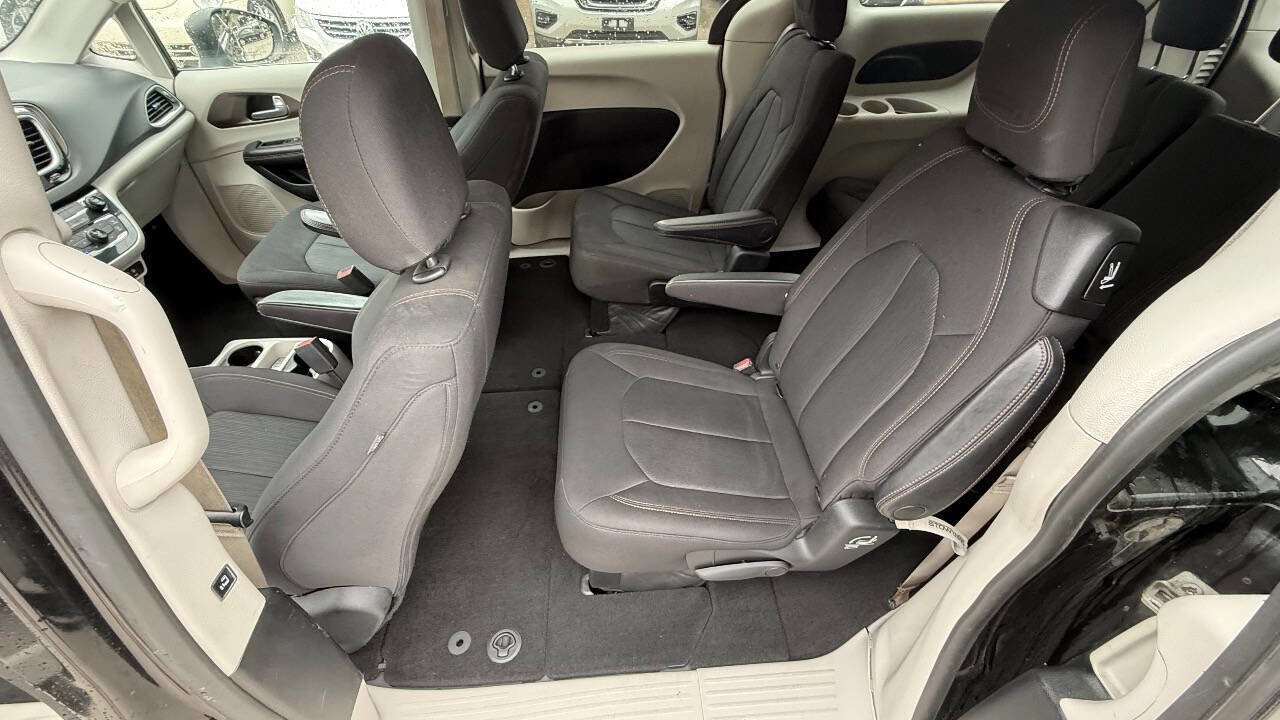 Used 2017 Chrysler Pacifica Touring FWD image 38