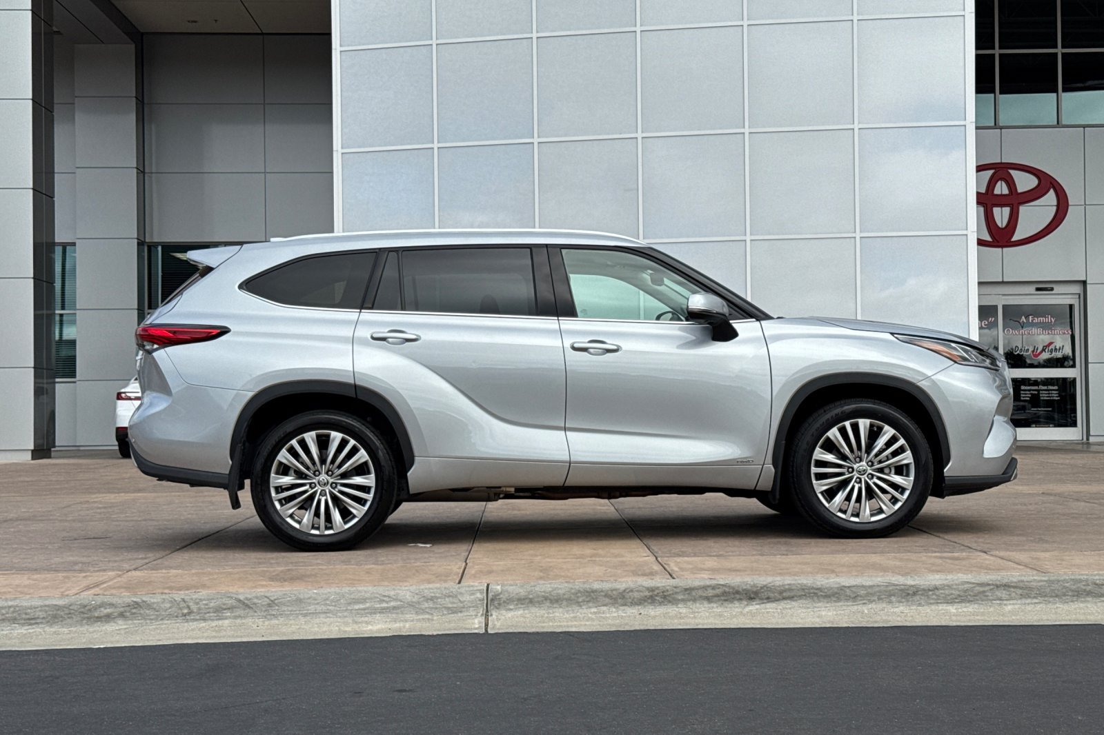 Certified 2022 Toyota Highlander Platinum AWD/4WD image 3