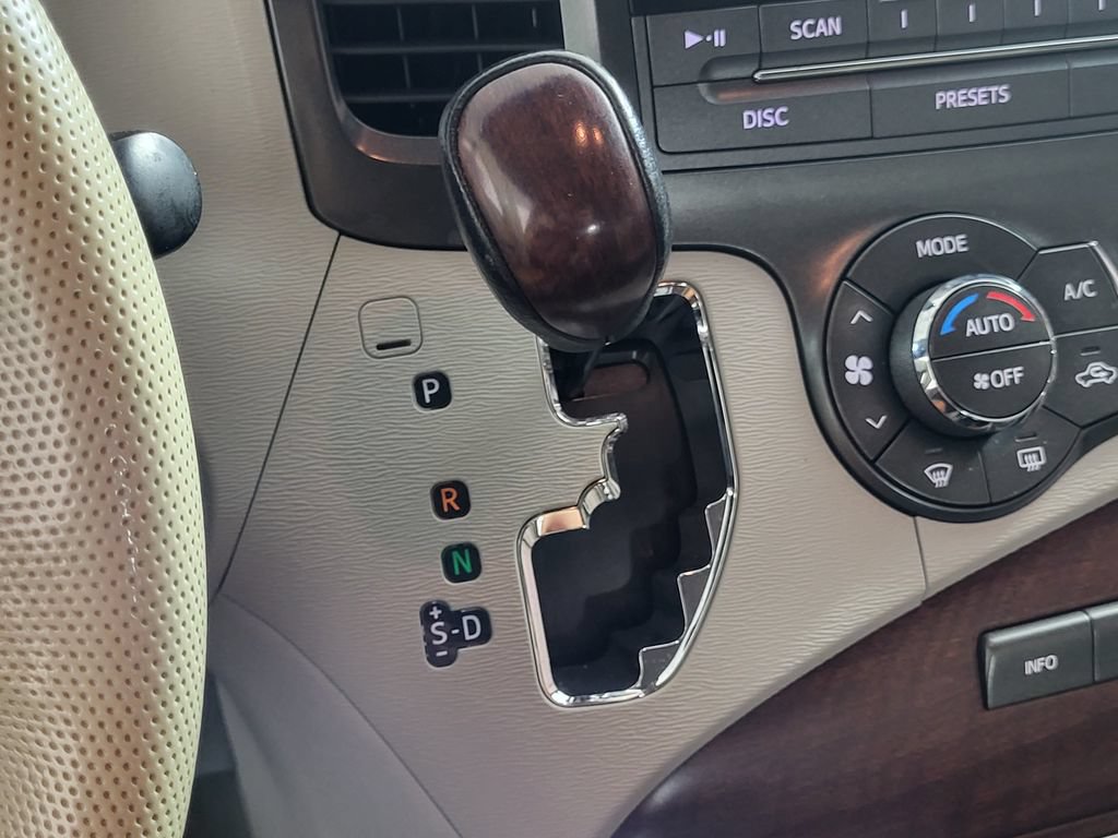 Used 2014 Toyota Sienna XLE FWD image 23