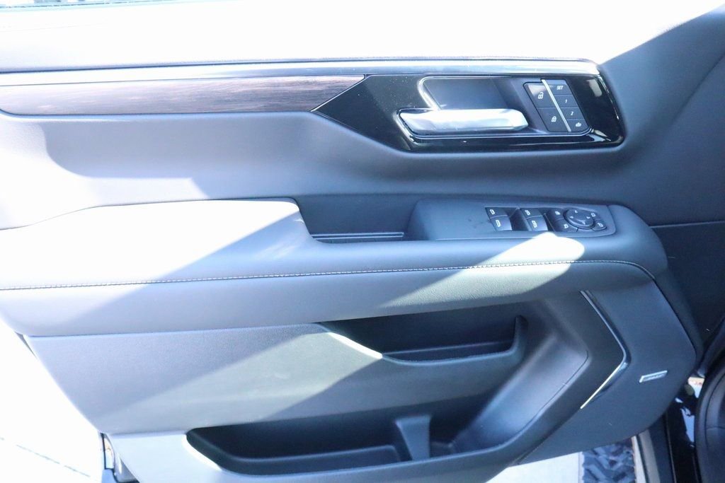 New 2026 Chevrolet Suburban Z71 w/ Comfort Package image 25