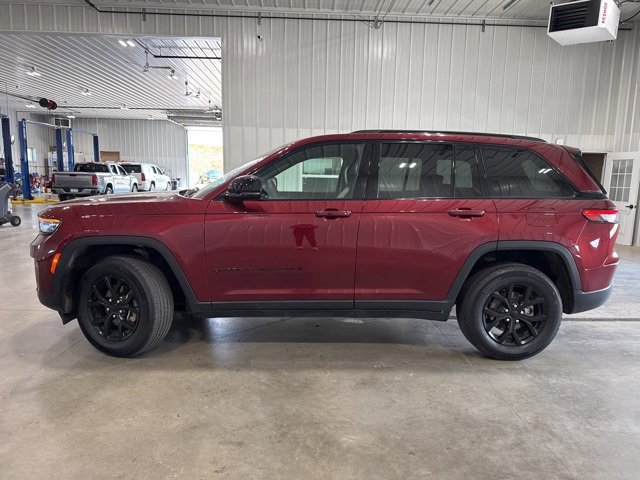 Used 2024 Jeep Grand Cherokee Altitude image 9