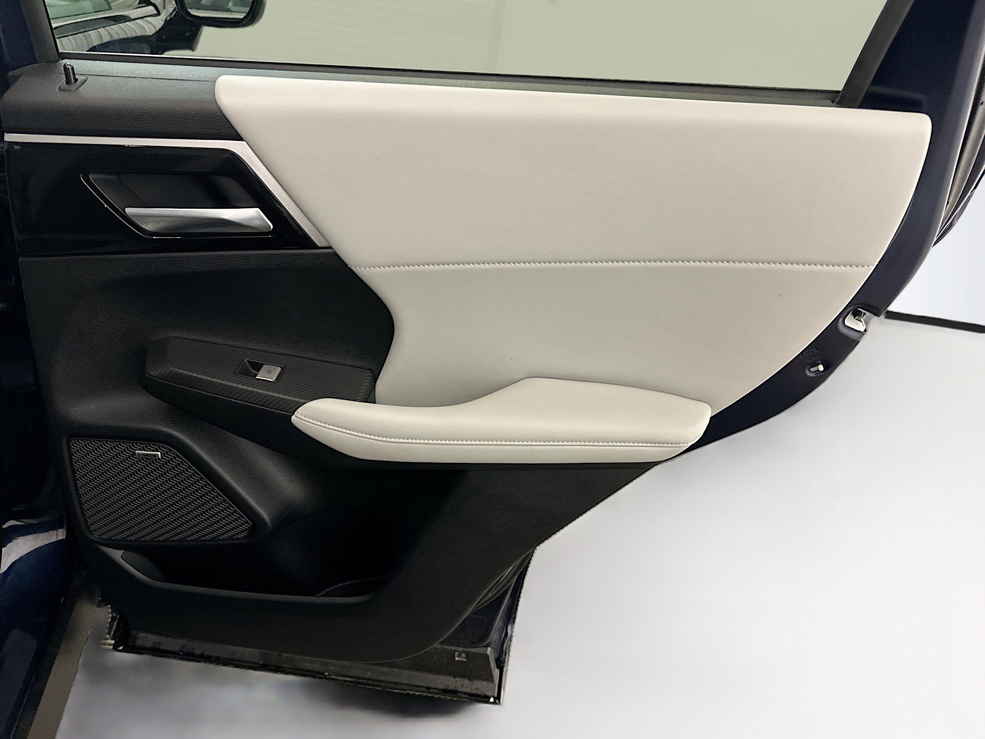 Used 2025 Mitsubishi Outlander SE image 32