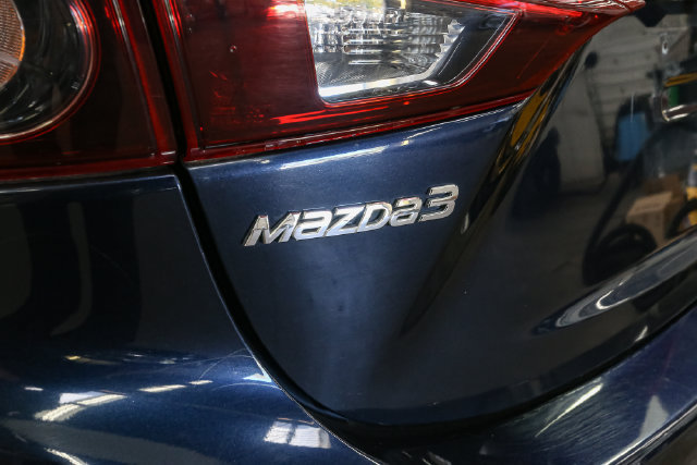 Used 2015 MAZDA MAZDA3 i Touring w/ Technology Package FWD image 9