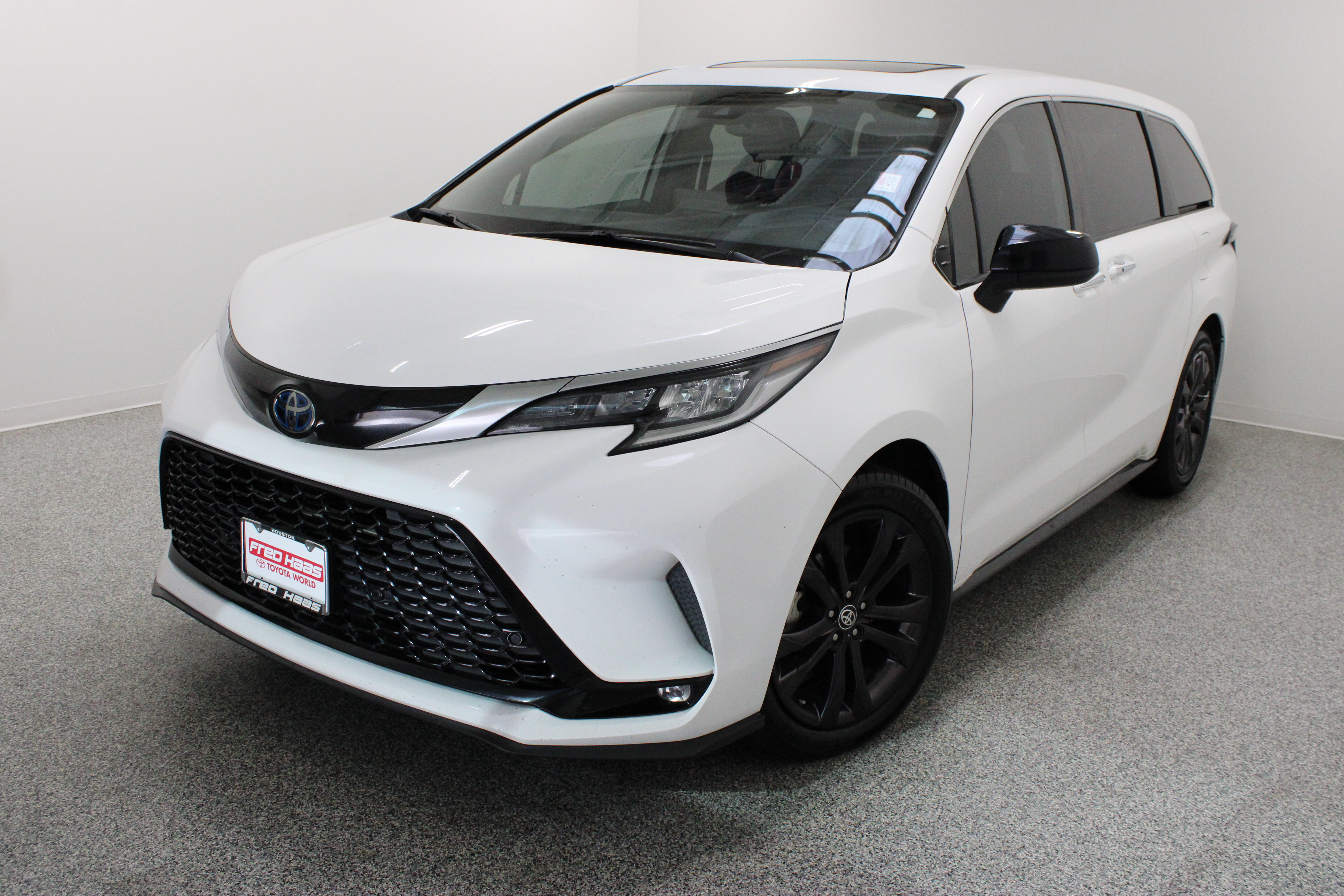 Used 2023 Toyota Sienna XSE FWD image 2