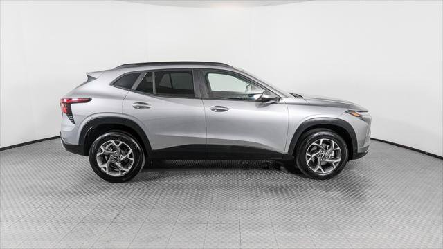 Used 2025 Chevrolet Trax LT w/ LT Convenience Package FWD image 9