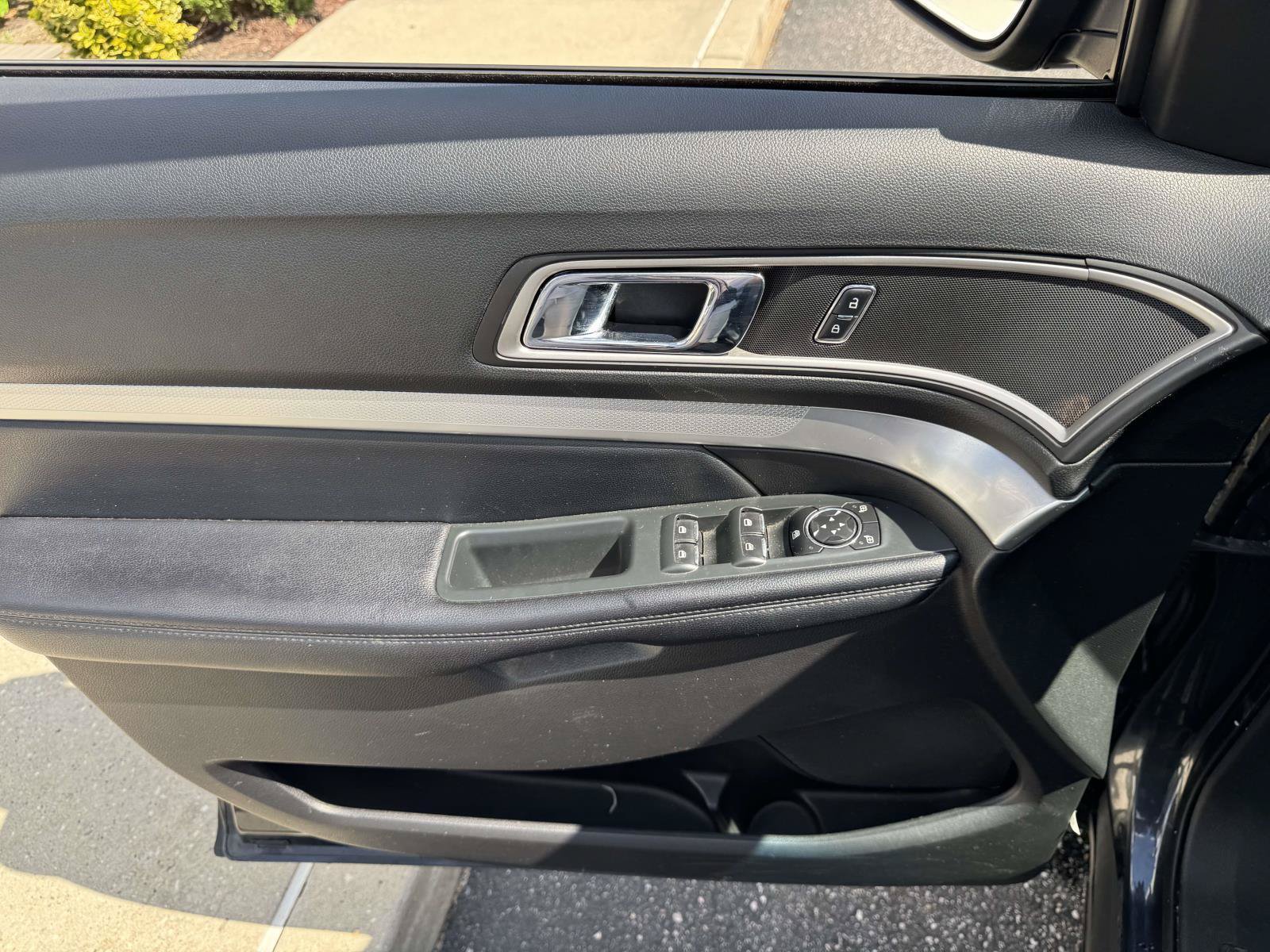 Used 2017 Ford Explorer XLT w/ Equipment Group 202A AWD/4WD image 14