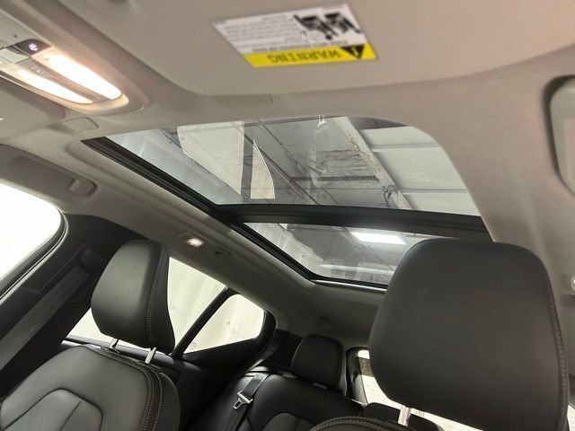 Used 2025 Volvo XC40 B5 Core image 22