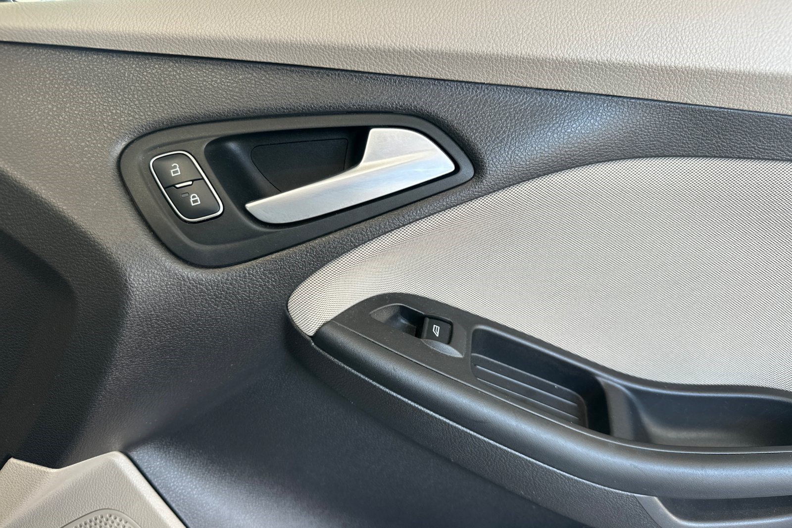 Used 2015 Ford Focus SE w/ SE Sport Package FWD image 20