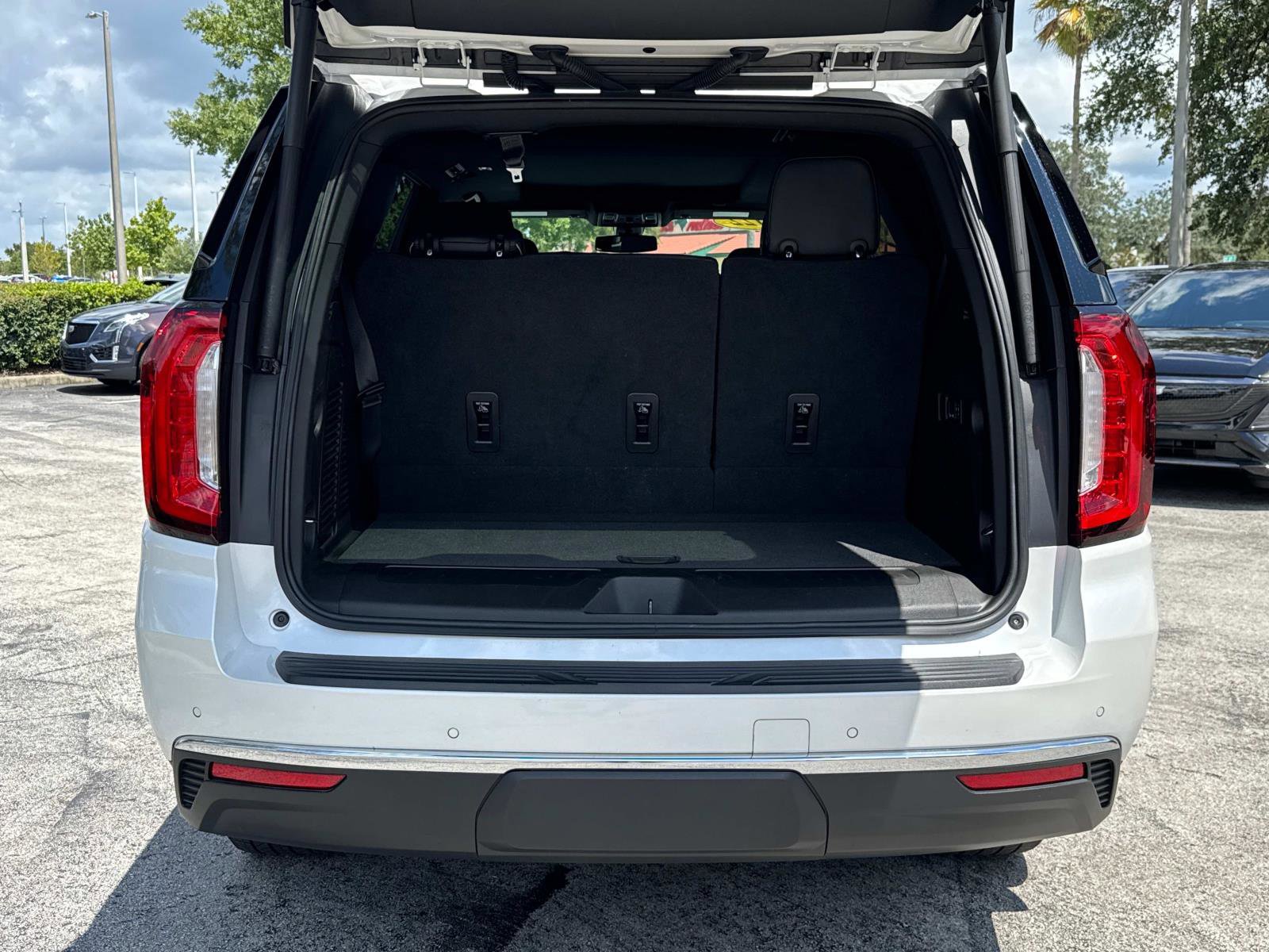 Used 2022 GMC Yukon SLT w/ SLT Premium Package image 11