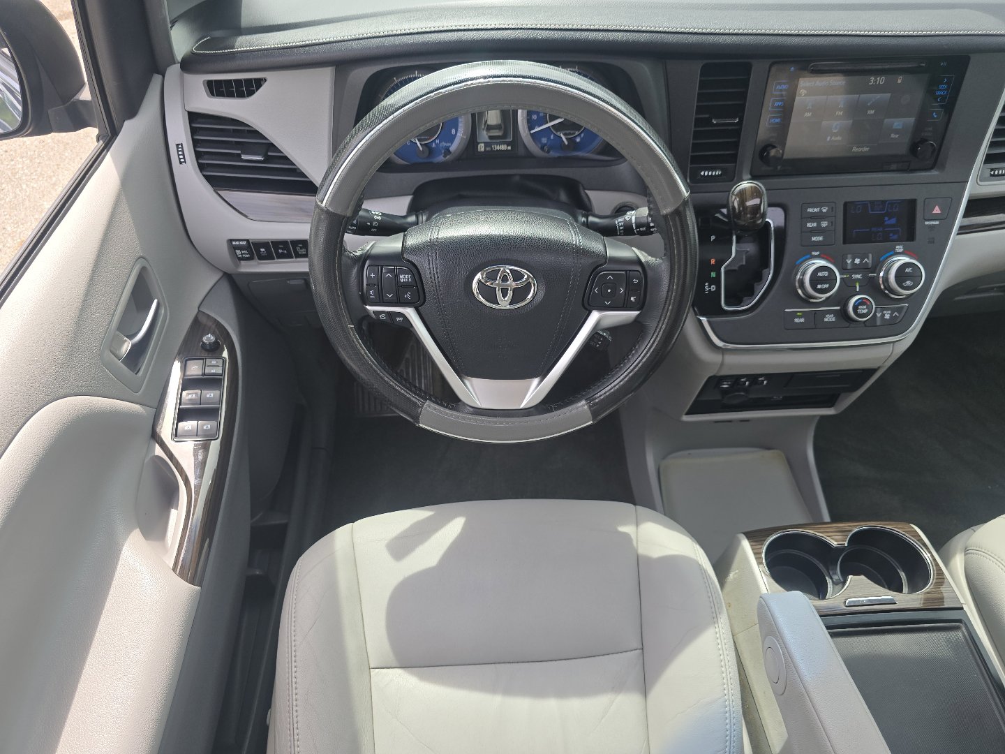 Used 2015 Toyota Sienna XLE Premium FWD image 23