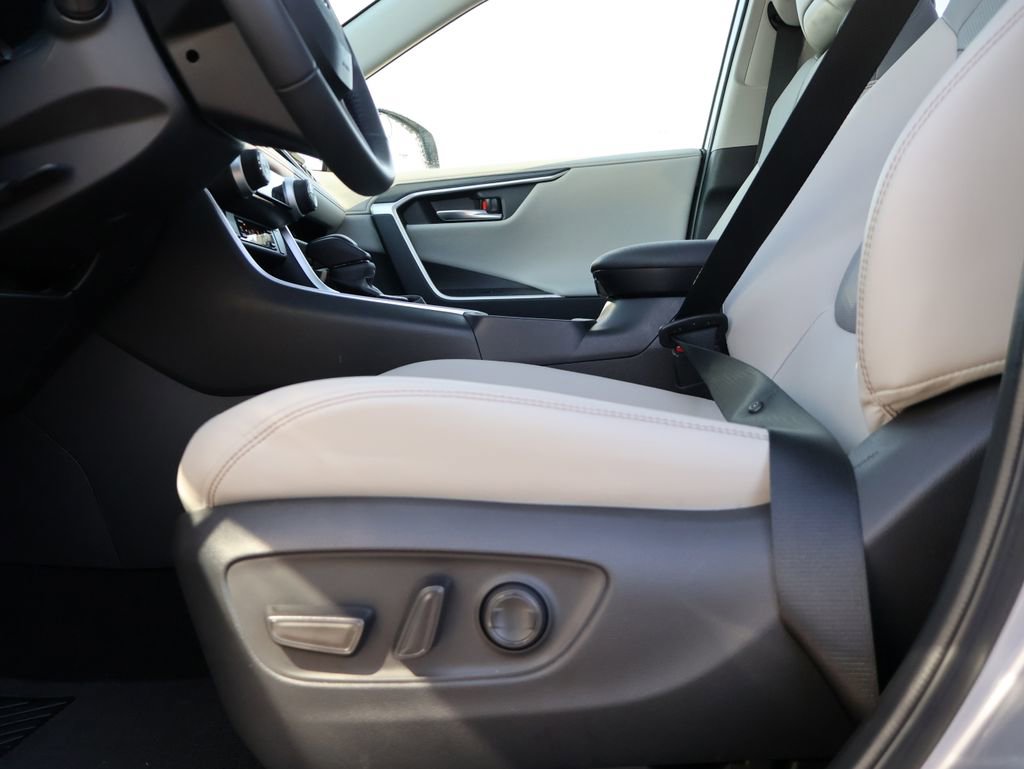 Used 2025 Toyota RAV4 Limited w/ Advanced Technology Package image 31