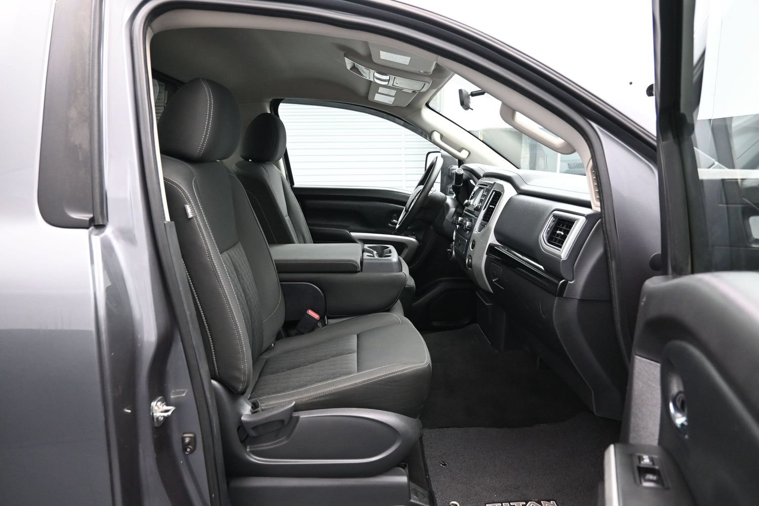 Used 2017 Nissan Titan SV AWD/4WD image 11